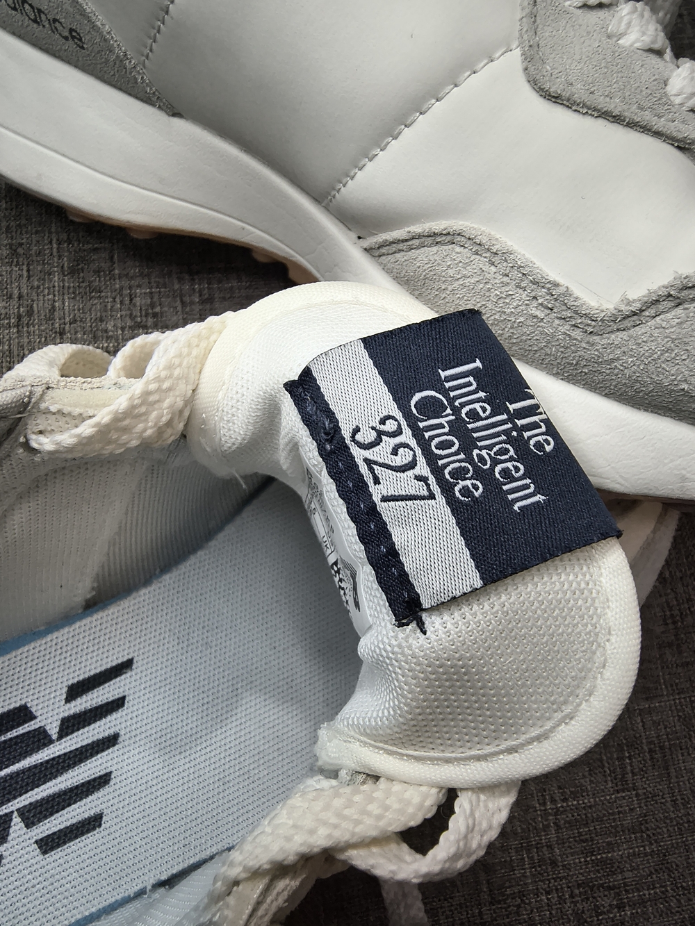 New Balance 327 women's sneakers in a white and gray colorway - Picture 5 of 5